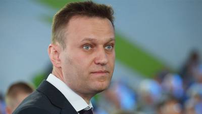 Самолет с Навальным на борту экстренно сел из-за отравления блогера