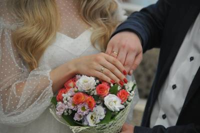 Свыше 400 пар сыграют свадьбу в Москве 20 августа