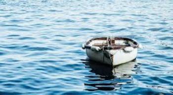 В Кирилловском районе четверо рыбаков выпали из лодки, всплыли трое