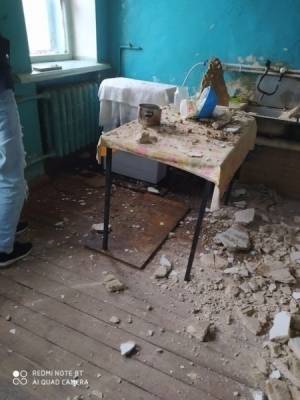 В аварийном общежитии в Златоусте рухнул потолок на кухне