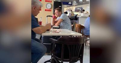 Фото из кафе, где Навальный пил чай перед приступом в полете