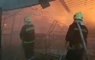 Под Харьковом пожар уничтожил склад резиновых изделий