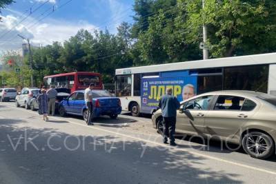 Соцсети: В центре Рязани столкнулись четыре машины