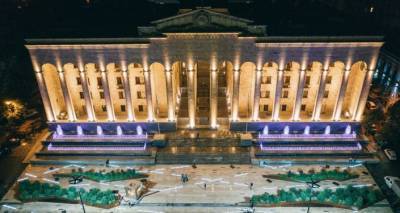 Площадь перед парламентом в Тбилиси обрела новый вид
