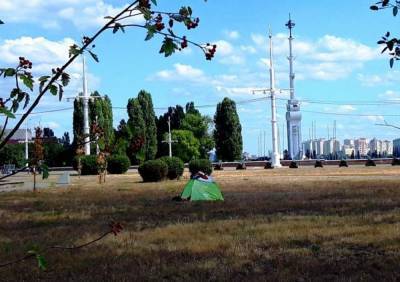 Кто живёт в палатке на Адмиралтейской площади в Воронеже?