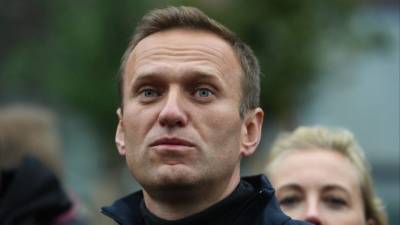 «Сначала не узнал человека»: очевидцы о происшествии с Навальным — видео