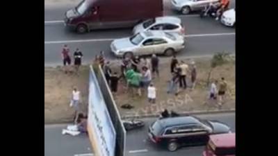 В Одессе толпа устроила самосуд над водителем, видео слили в сеть: "сбил мать с детьми"