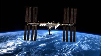 Российский космонавт запечатлел загадочные летающие объекты на орбите Земли - видео