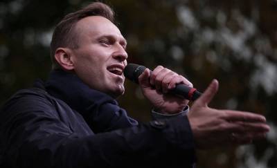 Алексея Навального госпитализировали с отравлением, он в коме