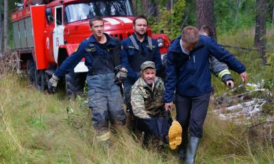 Спасатели вынесли двух мужчин из леса под Петрозаводском