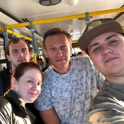 Bazа: полиция опросила сотрудницу аэропорта, делавшую Навальному чай