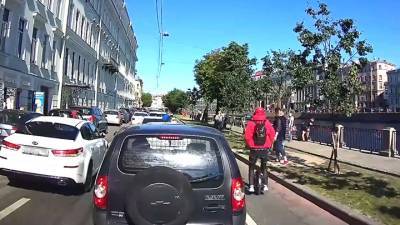 Водитель моноколеса сбил ребенка с отцом в Петербурге. Видео