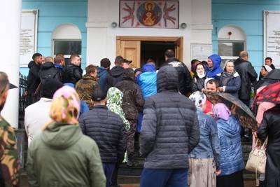 Больше сотни сторонников Сергия собрались на митинг у здания епархии в Екатеринбурге