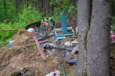В Тульской области кладбища завалили мусором