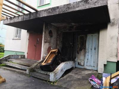 Вандалы подожгли подъезд одного из домов в Южно-Сахалинске