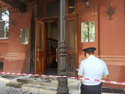 Мужчина облил бензином дверь в Астраханскую областную думу и поджог