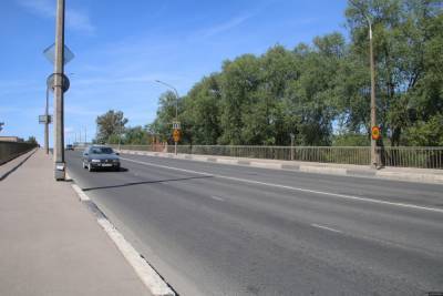 На Крестовском шоссе обустроят низкий тротуар для удобства мам с колясками