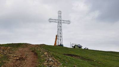 В Сербии на горе Столови установлен огромный православный крест