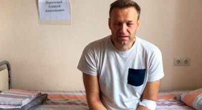 "Врачи реально занимаются спасением его жизни": в больнице не сообщают диагноз Навального (видео)