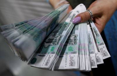 Рубль снизился к доллару, торгуется вблизи 74р/$1