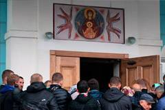 Сторонники отца Сергия разошлись после акции у Екатеринбургской епархии