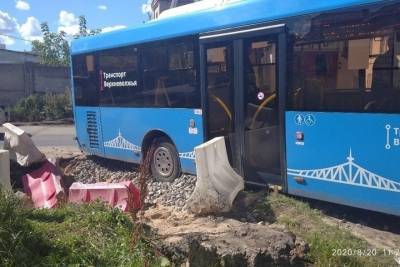 В Твери пассажирский автобус съехал на обочину ремонтируемой дороги