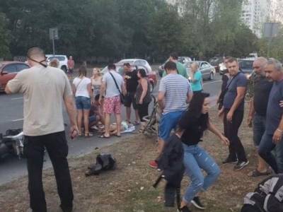 В Одессе на «зебре» мотоцикл сбил женщину с детьми: очевидцы едва не устроили самосуд
