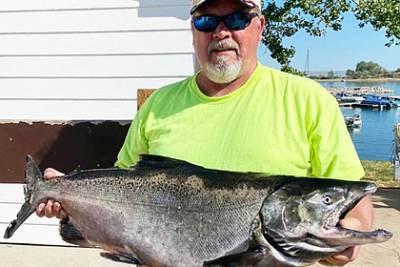 Мужчина поймал огромную чавычу и побил рекорд 30-летней давности