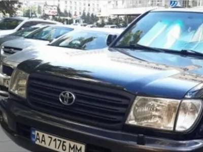 В Киеве автомобилист оригинально заклеил номер от камер: может пострадать другой человек