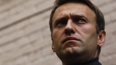 Российского оппозиционера Навального отравили по дороге в Москву