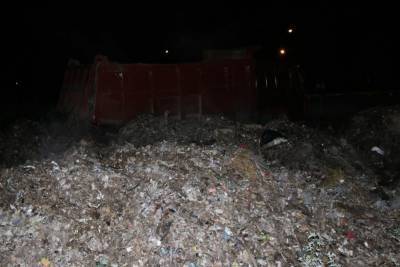 Водитель грузовика незаконно ввез мусор на территорию Петушинского района и попытался дать взятку полицейскому