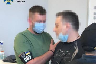 Чиновников Медицинских сил ВСУ разоблачили на взятке в 1 миллион гривен за маски для военных