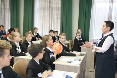 Некоторые школы в Петербурге закупили для учителей защитные экраны