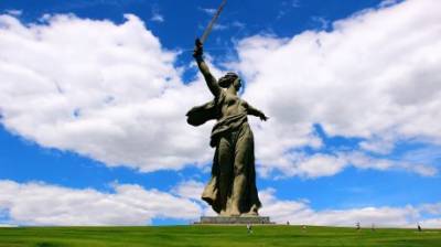 «Баба с фигурой»: Артемий Лебедев раскритиковал памятник «Родина-мать зовет!»