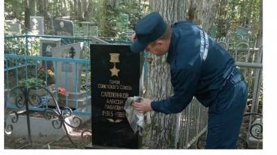 Пожарные привели в порядок захоронение героя Великой Отечественной войны в Бокситогорском районе