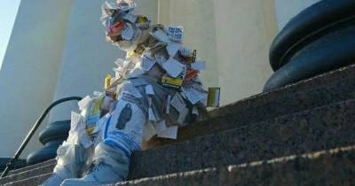 Депутаты из Петербурга притворились мусором