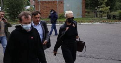 Жена и лечащий врач Навального прилетели в Омск