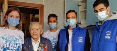 Красногорские волонтеры вручили ветерану ВОВ мобильный телефон