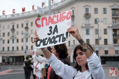 Около трехсот человек участвуют в акции на площади Победы в Минске