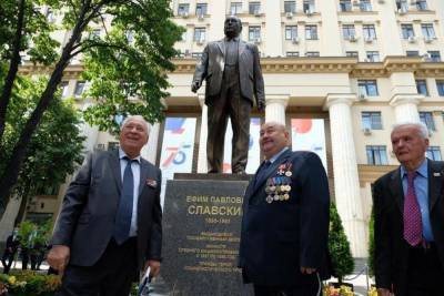 Памятник руководителю атомной отрасли СССР Славскому открыли в Москве