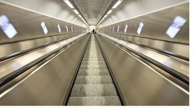 На станции метро "Гостиный двор" 74-летняя пенсионерка упала с эскалатора