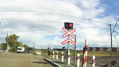 "Терминатор": житель Омска чудом разминулся с товарным поездом