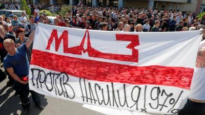 Протесты в Беларуси: руководство МАЗ начало увольнять забастовщиков, на БелАЗе запретили пользоваться мобильными