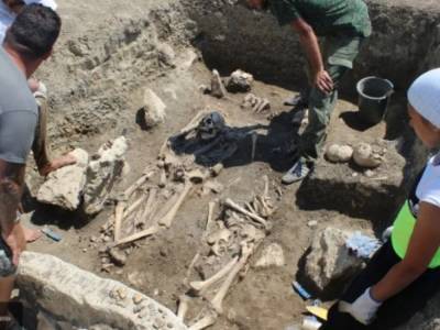 Археологи раскопали жуткую семейную гробницу с останками детей и шлемами из черепов