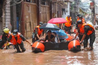 Китай накрыло мощное наводнение: Более 125 тысяч были эвакуированы. Видео