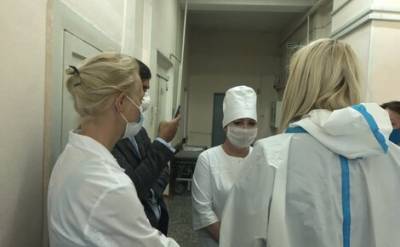Юлию Навальную пропустили к главному врачу больницы в Омске