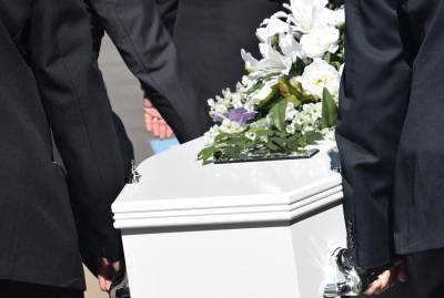 Двойные похороны: семья по ошибке похоронила незнакомого пенсионера