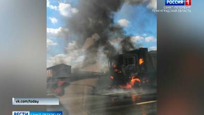 В Петербурге на трассе сгорел грузовик