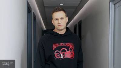Стакан с "отравленным" чаем Навальный получил от помощника