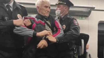 В Курске из поезда высадили пенсионера с просроченным на три дня паспортом. Видео